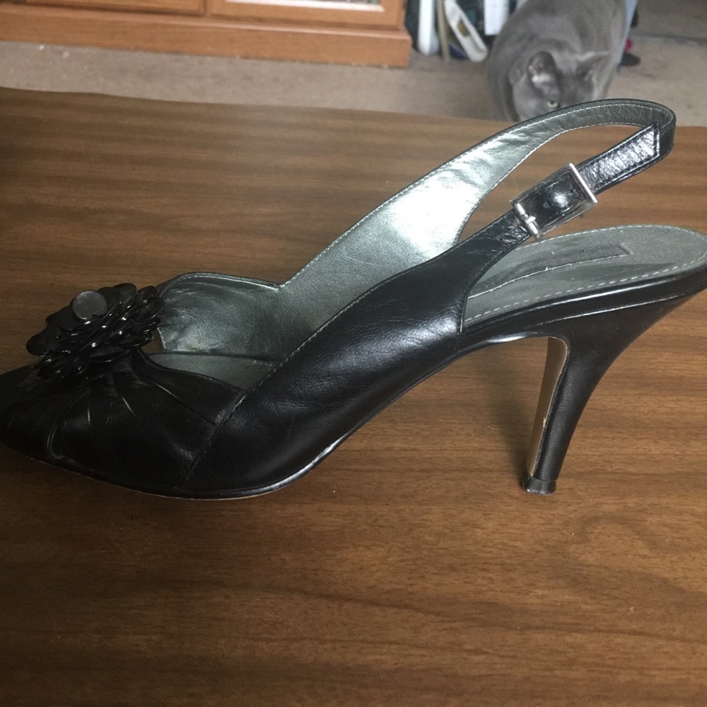 BANDOLINO Black open toe flower 3.5" heel …